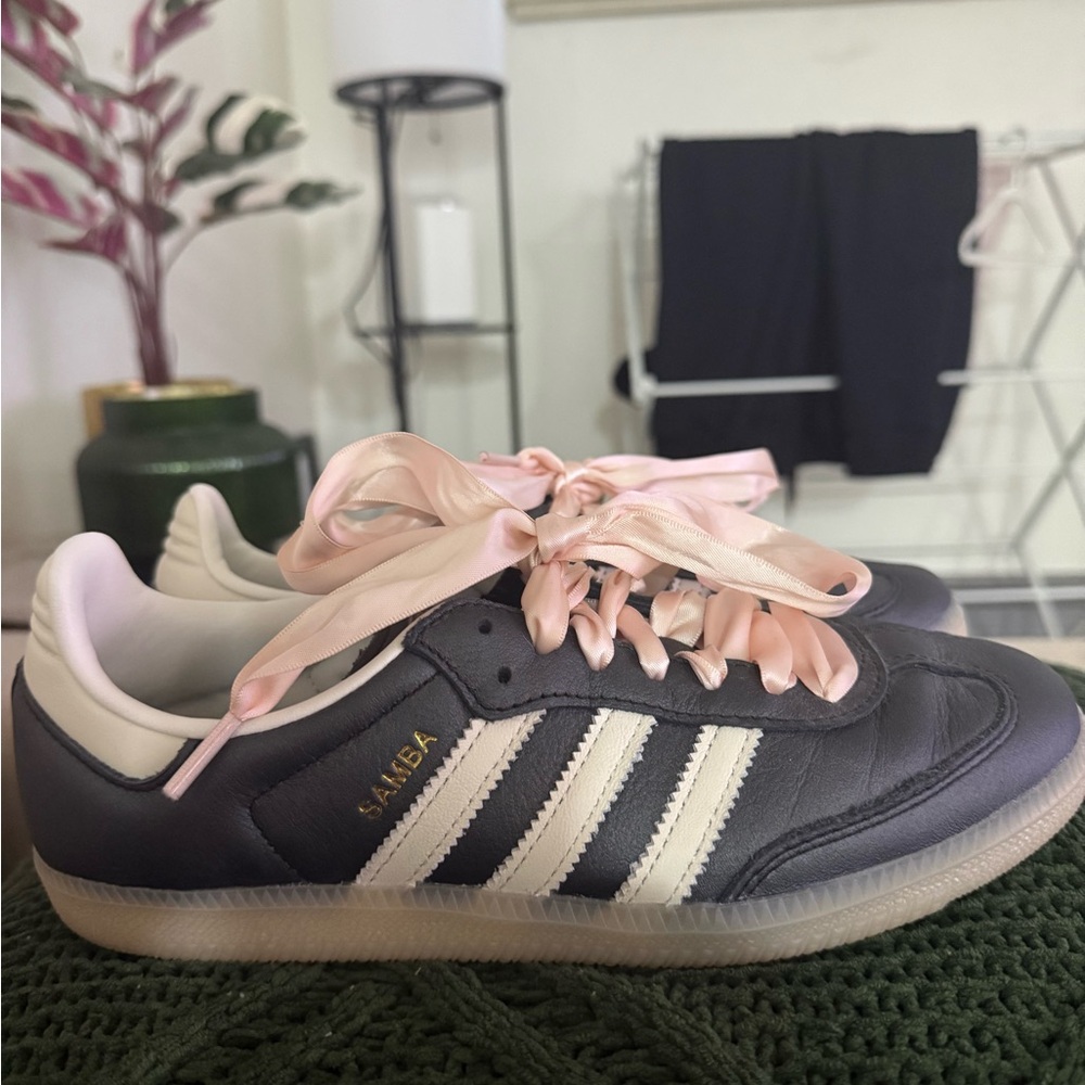 Dark grey and White/Cream Adidas Samba  Sneakers with silk pink laces